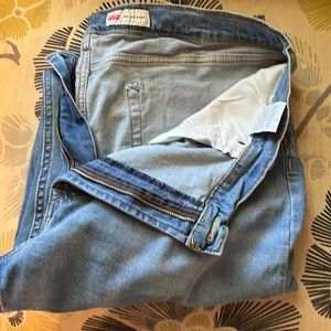 NWOT Wrangler relaxed boot cut 40/32